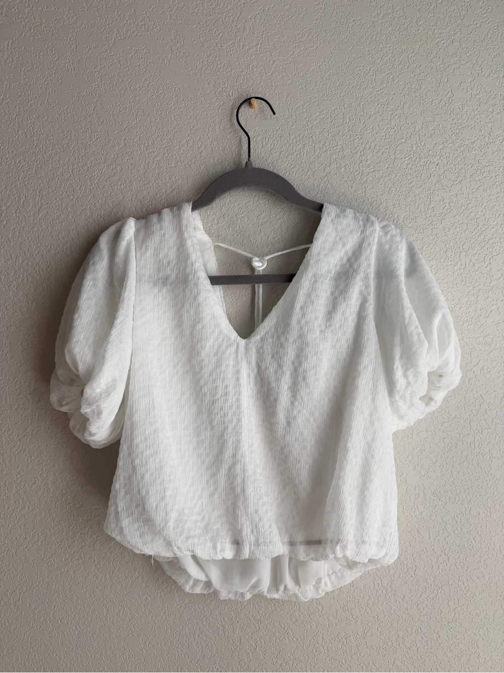 Astr White Puff-Sleeve V-Neck Blouse